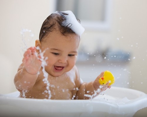 Bạn cần tắm gội cho trẻ sạch sẽ, dùng các hóa chất tẩy có tính dịu, đặc chế riêng cho bé