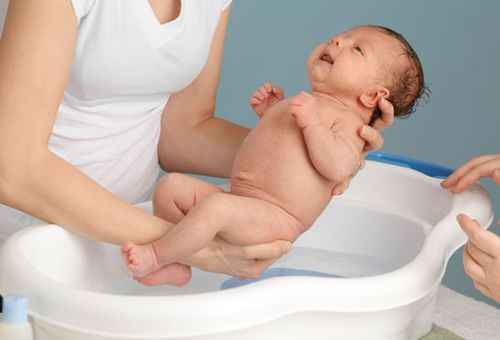 Tắm lá cho trẻ sơ sinh bị vàng da có hiệu quả không