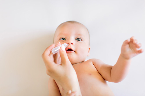 Các bậc phụ huynh nên nhỏ mũi cho bé khi bé bị sổ mũi, nghẹt mũi