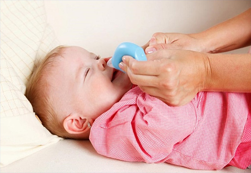 Bố mẹ không nên nhỏ mũi cho trẻ sơ sinh hàng ngày