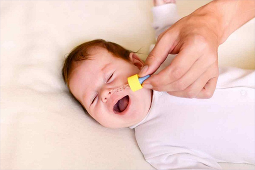Những tác hại của việc nhỏ mũi cho trẻ sơ sinh quá nhiều