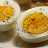 Bật mí tác dụng của trứng gà đối với nam giới? Lưu ý gì khi ăn?